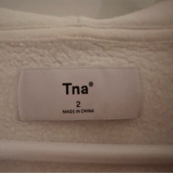 TNA (aritzia) white oversized vest// size:2 but fits sizes S-L//good condition - Picture 3 of 3